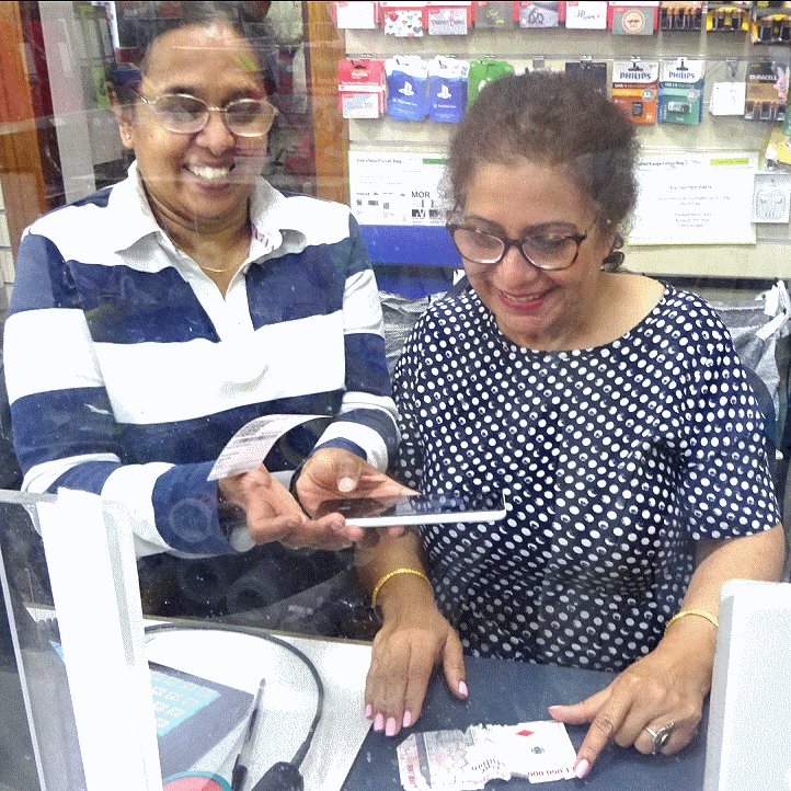 Ladies inside Sunninghill Post Office ></A>
<A HREF=